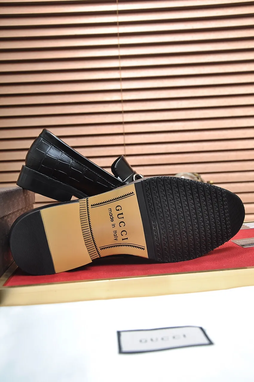 Men's shoes💰460💶Italy's top luxury men's shoe giant [GUCCI] has arrived in new style🍃Original European style🔰 Pleasant to the eye😍In order to make the shoes more durable and non-deformable🌀The production continues to follow traditional methods but there is still no lack of innovation💪The original sheepskin is chosen for the leather♻Smooth, natural and extra bright⭐Made of imported cowhide, the first choice of the rich 38-45 (45 customized)